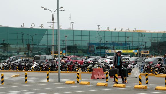 Según LAP, los taxistas del aeropuerto con denuncias policiales y procesos en la fiscalía operan con impunidad debido a que el estacionamiento de este terminal es un espacio público. (Foto: GEC)