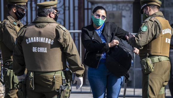 Este “endurecimiento” de las restricciones, como lo consideraron las autoridades, se da en respuesta a un incremento paulatino de los contagios en Chile, y concretamente en la capital. (Foto: MARTIN BERNETTI / AFP)