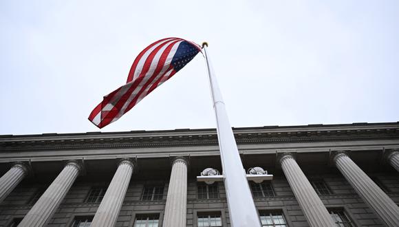 Una bandera de Estados Unidos en la sede central del Servicio de Impuestos Internos de Estados Unidos (Foto: AFP)