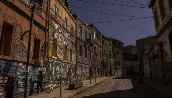 Los edificios abandonados cubiertos de grafitis ilustran el declive de Valparaíso. (Foto: Bloomberg)