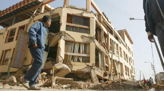 El sismo de Pisco presentó dos importantes características, primero su gran magnitud (7.9Mw) y la larga duración de 210 segundos, prácticamente el doble del observado para el gran sismo del 23 de junio del 2001 (8.2Mw) que afectó a la región sur del Perú 