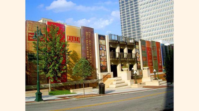 FOTO 5 | Biblioteca central de Kansas City, en Kansas todo el mundo sabe donde está la biblioteca central. Sus constructores no se andaron con historias y decidieron colocar en la fachada del edificio los libros que uno puede encontrar en su interior. Una