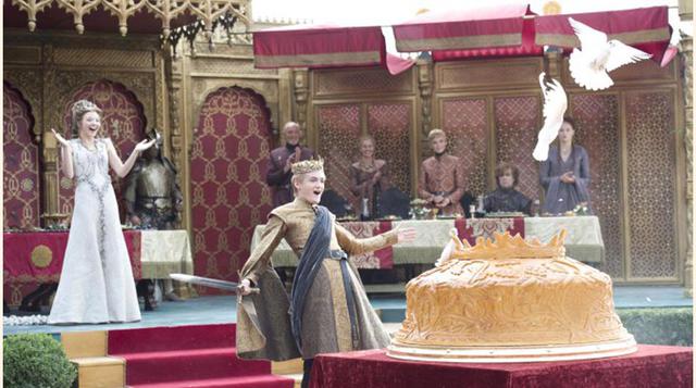 La Boda Púrpura entre Joffrey y Margaery es amenizada por dos enanos que combaten. Uno interpreta a Robb Stark y otro a Stannis. La idea es sugerida por Meñique.