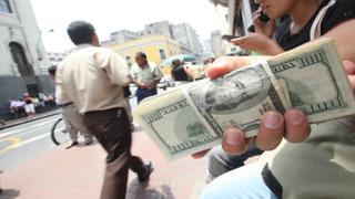 Dólar retrocede y cierra en S/. 2.912