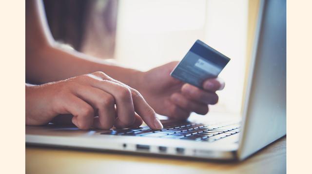 Vivir acorde a tus ingresos y rechazar créditos personales. Las personas más ricas del mundo son frugales. No gastan excesivamente en artículos de diseño y de lujo, prefieren la oportunidad, y ajustan su nivel de vida a un estatus modesto mientras escalan