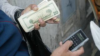 Subida del dólar ayuda a economía pero afecta el bolsillo de peruanos, según Maximixe