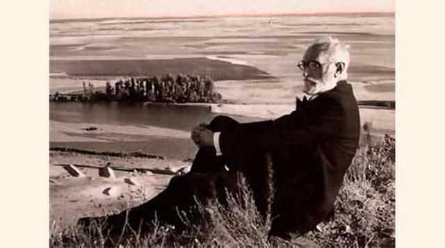 10. Miguel de Unamuno. "El modo de dar una vez en el clavo es dar cien veces en la herradura".