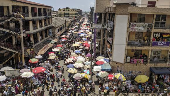Los peatones pasan por los puestos del mercado de Makola en Accra, Ghana, el jueves 15 de marzo de 2018. Photographer: Nicholas Seun Adatsi/Bloomberg