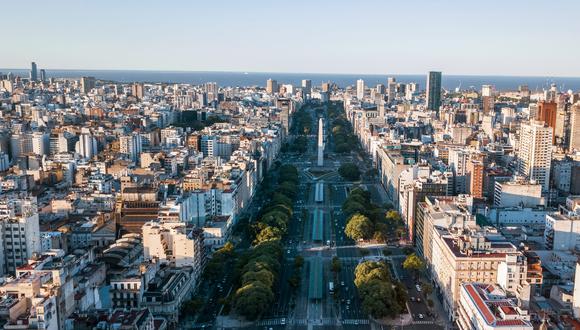 La tasa de desempleo en Argentina fue de 9.6% en el segundo trimestre de este año, mientras que la subocupación alcanzó a 12.4%. El índice de pobreza es de 40.6%.