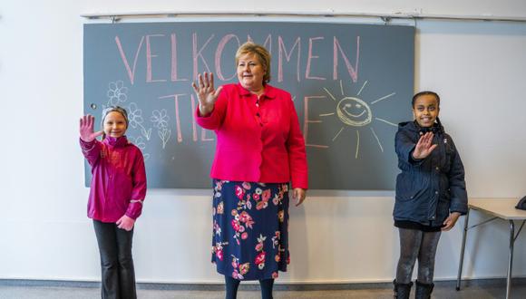 "Espero que el año próximo podremos empezar a vivir un poco más normalmente", respondió la primera ministra noruega a los alumnos de una clase de primaria. (Foto: AFP)