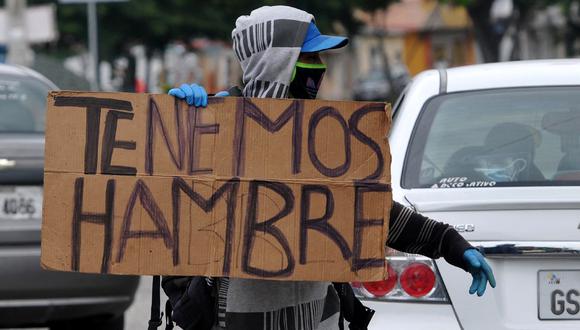 El salario mínimo legal en Venezuela que devenga la mayoría de los trabajadores se ubica hoy, al cambio en la tasa oficial, en US$ 1.93 mensuales, el nivel más bajo al que ha llegado este monto en lo va de siglo. (Foto referencial: AFP/José Sánchez)