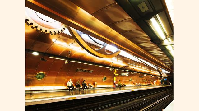 6. Piérdase en el mundo imaginario de Julio Verne en la estación de Arts Et Métiers en París, Francia, que fue diseñada por el dibujante François Schuiten e incluye paredes forradas de cobre con ventanas de estilo submarino y gigantes engranajes que cuelg