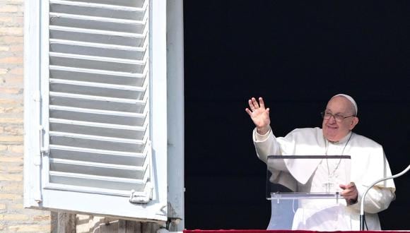 El papa Francisco saluda desde la ventana del palacio apostólico con vista a la plaza de San Pedro. (Foto de Tiziana FABI / AFP)