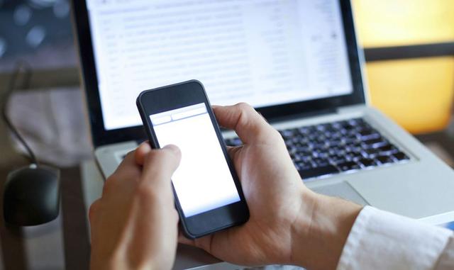 Foto 3 | Sustituir actividades vitales por estar pegado a la pantalla tampoco es bueno, asegura. Pero no hay una norma definida sobre dónde fijar el límite. "El punto en el cual el uso de la tecnología pasa de tener un efecto positivo a uno negativo varía según cada categoría", dice Amy Orben. "Es difícil precisarlo porque cada persona usa el tiempo en internet de manera muy diferente".