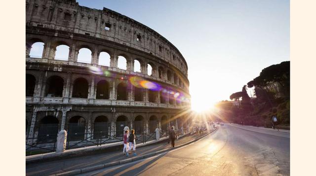 Roma (Italia). El sol se pone ante el Coliseo de Roma y los visitantes que pasean en torno al monumento. (Foto: msn)