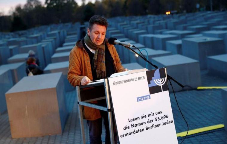 En la imagen, un voluntario de la comunidad judía de Berlín lee los nombres de los judíos asesinados en la ciudad durante el Holocausto en el monumento a los judíos asesinados en Europa en el aniversario de la Noche de los Cristales Rotos, en Berlín, Alemania, el 8 de noviembre de 2018. REUTERS/Fabrizio Bensch