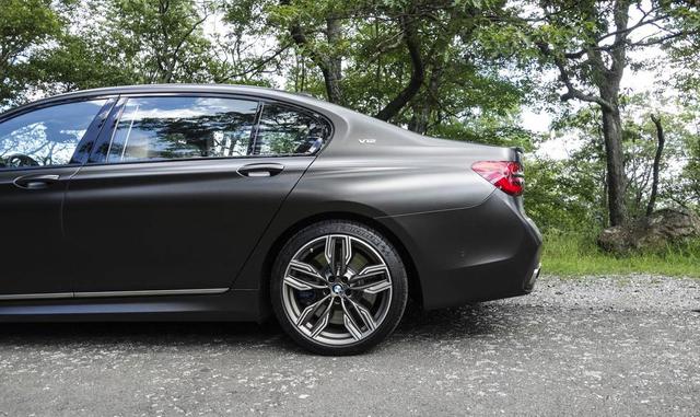 Aun así, yo elegiría quizás el M760i antes que el Mercedes-Benz Clase S que domina el segmento. Digo esto en base al ahorro de dinero exclusivamente. El S65 AG cuesta US$226.900, mientras que el M760i cuesta US$70.000 menos; también es dos pulgadas más co