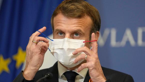 El  actual presidente de Francia afronta la reelección con una paradoja: la mayoría de los franceses desaprueban su mandato, pero Macron aparece en cabeza de todas las encuestas para renovar el puesto en abril. (Photo by Darko Vojinovic / POOL / AFP).
