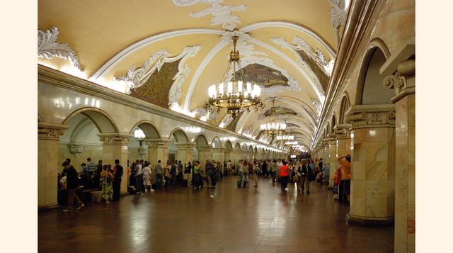 Estación Komsomólskaya, Moscú. Posee una cúpula gigantesca, columnas corintias y ocho mosaicos en el techo realizados por el artista Pavel Korin, que representan a los héroes rusos. (Foto: BBC)