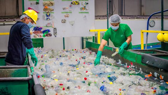 En el 2018 circularon 237,000 toneladas de envases de plástico PET y se generaron 191,000 toneladas de residuos. (Foto: Recíclame)