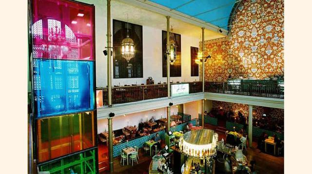 Restaurante Bazar, en Ámsterdam, un espacio de lo más colorido con inscripciones en hebreo, holandés, árabe en lo que había sido una iglesia protestante. El establecimiento rememora los mercados más exóticos tanto en su decoración como en su gastronomía, 