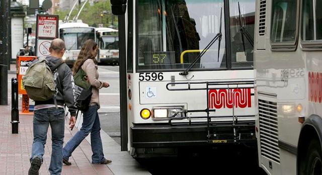 FOTO 5 | 5. Moovit. Elegir un destino urbano para las vacaciones también es muy común, pero a veces no saber como moverse en transporte público por la ciudad resulta frustrante. Moovit cuenta con un mapa interactivo que te indicará todas las paradas de metro, autobús, tren, tranvía… que se encuentran en las proximidades con la información en tiempo real de los horarios y las líneas. También, podrás planificar los trayectos y te ofrece la mejor opción y la más rápida.