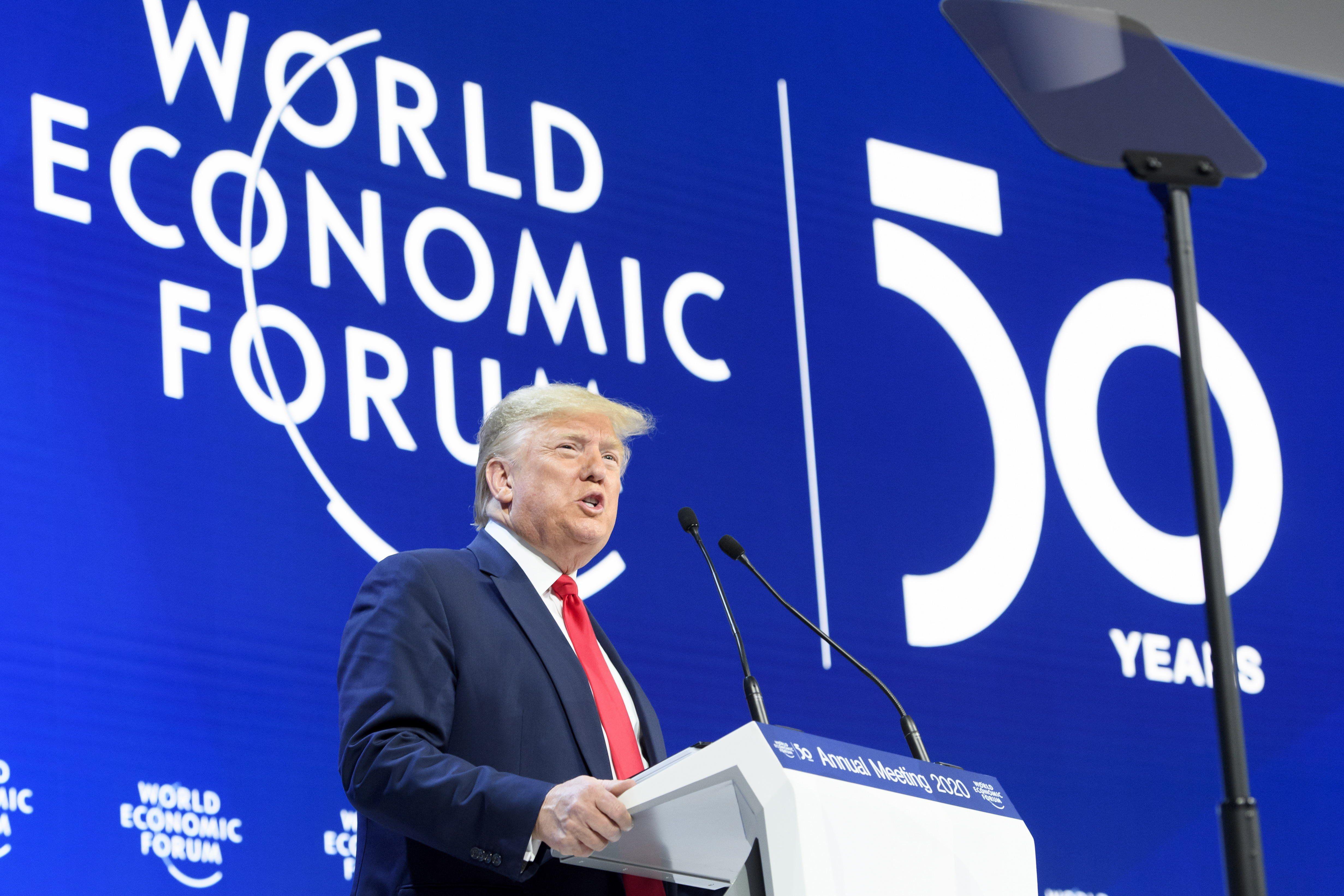 Decenas de participantes se quedaron fuera de la presentación de Donald Trump en el Foro de Davos. (Foto: EFE)