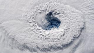 Vientos y lluvia de huracán Florence comienzan a azotar a Carolinas