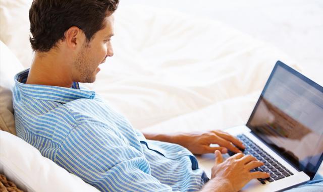 Foto 5 | Otros especialistas de la materia, la optometrista Breth Lenox explica en el sitio web de la organización canadiense que 20-20-20 es "una regla de oro". Si notas los ojos irritados u otro tipo de molestias oculares, probablemente pasas demasiado tiempo frente a la pantalla. Eso puede también repercutir en otras zonas del cuerpo, como el cuello o la espalda.