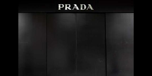 FOTO 12 | En esta imagen, tomada el 21 de abril de 2020, detalle de la entrada a una tienda de lujo cerrada durante el brote de coronavirus, en Madrid, España. La Confederación Española de Comercio, que representa a miles de pequeños negocios, dijo que hasta el 30% de sus negocios echarán el cierre definitivo a menos que reciban ayudas gubernamentales. (AP Foto/Bernat Armangue)