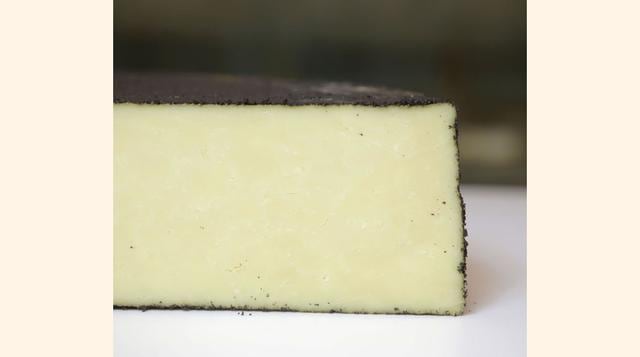 BarleyBuzzed Procedente de Utah, este queso está elaborado on leche cruda de vacas raza Jersey. Además, su corteza está lavada con una mezcla de hierbas de lavanda, café pulverizado y aceite de canela que convierten cada bocado en algo sorprendente. (Foto