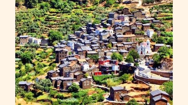 PIODÃO, PORTUGAL. Esta aldea histórica refleja la capacidad de los hombres para adaptar de forma armoniosa sus construcciones a los lugares más inhóspitos. La arquitectura de este pueblo es excepcional: construcciones tradicionales de pizarra contrastan c