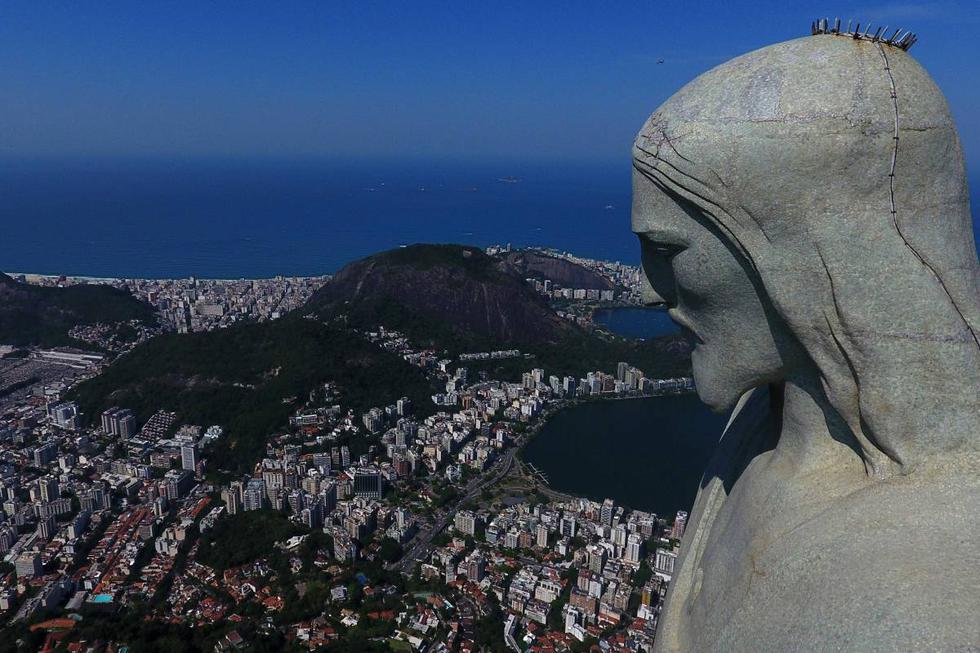 Vista de un dron de la estatua del Cristo Redentor durante el día de reapertura de atracciones turísticas en Río de Janeiro (Brasil), (AFP / FABIO MOTTA).