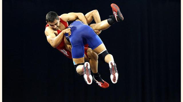Johnathan Scott de Costa Rica y el venezolano Cristian Sacro, durante el estilo libre de 74 kg. de lucha libre de hombres. (Foto: AP)