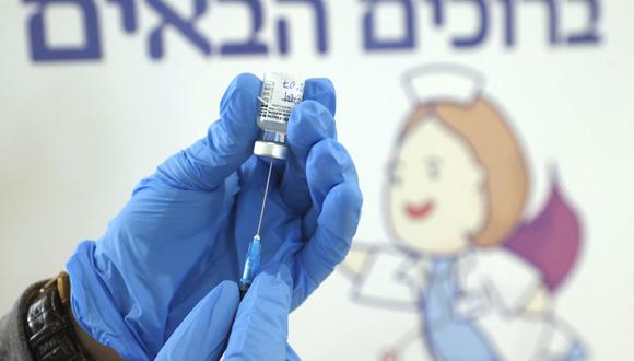 Un trabajador de la salud de Israel se prepara para administrar una dosis de la vacuna Pfizer-BioNtech contra el coronavirus en Tel Aviv. (Foto de JACK GUEZ / AFP).