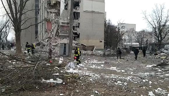 Bomberos trabajan después de los ataques aéreos contra edificios residenciales en Chernígov a principios del 13 de marzo de 2022. (Foto: State Emergency Service of Ukraine / AFP)