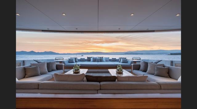 Vertige es un yate de seis cabinas incluyendo una suite del dueño de viga completa en la cubierta principal, una suite VIP, dos cabinas VIP y 2 cabinas para huéspedes en la cubierta inferior. (Foto: Megaricos)