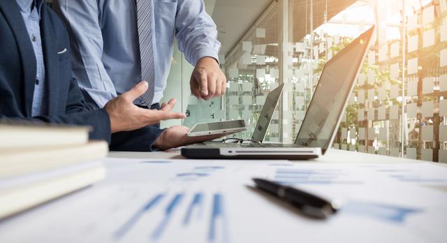 FOTO 2 | 2. Pensá qué trabajos se adaptan a tu personalidad
Una vez que te gradúes, el siguiente paso será conseguir un trabajo. Por eso podés hacer el pensamiento inverso y reflexionar sobre en qué te gustaría trabajar en el futuro para buscar una carrera universitaria que te permita adquirir los conocimientos necesarios para obtener ese empleo.
Lo que tenés que buscar es un trabajo que te haga felíz y que se adapte a tu personalidad, tus creencias y tus valores. De lo contrario llegará un día en el que tu motivación se esfumará y no sabrás por dónde ir. (Foto: Freepik)