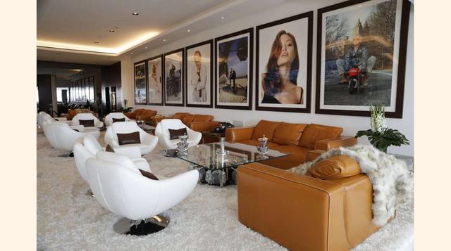 El salón, decorado con fotografías de celebridades.