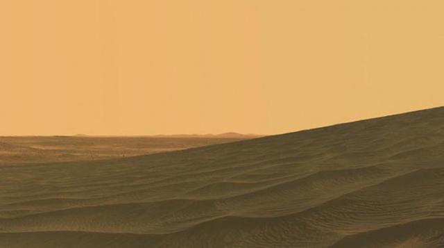Visión de 160º de un area de dunas tomada por ´Spirit´. El ´rover´ pasó varios días explorando la zona rica en basalto (NASA/JPL-Caltech/Cornell University)