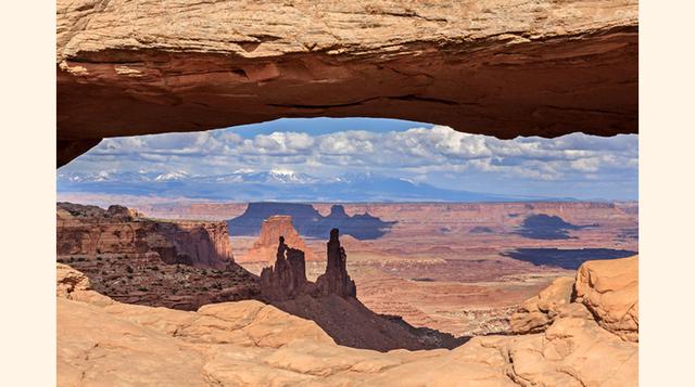 El río Colorado junto con el río Verde han labrado con sus aguas el paisaje del Parque Nacional Tierra de Cañones. Desierto, colorido y genuinamente americano.
