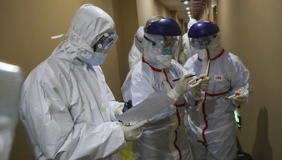 Médicos chinos de Wuhan en trajes de protección en uno de los hospitales de la ciudad, que fue el epicentro de la pandemia del nuevo coronavirus. (AP)