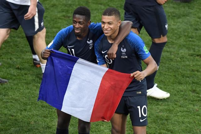 FOTO 4 | Ousmane Dembelé celebra el título de Francia al lado de su amigo Mbappé. Sus ingresos anuales suman 12 millones de euros.