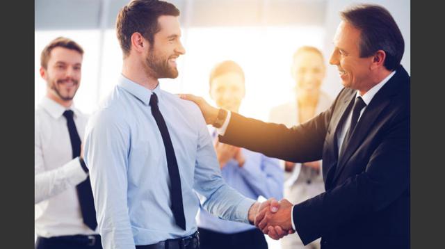 FOTO 6 | 6. Asegúrate de que la alta dirección conoce a los mejores empleados

"Una de las quejas más comunes, cuando un buen profesional abandona una empresa, es la falta de reconocimiento. Es importante que la dirección encuentre el tiempo necesario para reunirse con sus mejores empleados, que conozca sus capacidades, y comparta con ellos su visión sobre la actividad diaria y el futuro de la compañía".