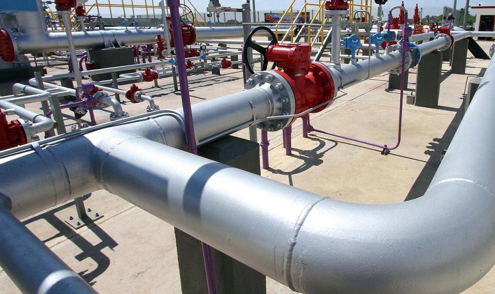 FOTO 7 | Gas natural libre de CO2. Probablemente el mundo de la energía seguirá estancado en el gas natural como una de las principales fuentes de electricidad. Obtenerlo resulta fácil y barato; por eso, actualmente representa el 22% de la electricidad mundial. Pero aunque sea menos contaminante que el carbón, sigue siendo una fuente masiva de emisiones de CO2.

Una central eléctrica piloto en las afueras de Houston (EE. UU.) está probando una tecnología que podría lograr que obtener energía limpia del gas natural se convierta en realidad. La compañía cree que puede generar energía que, como mínimo, resulte tan barata como las que se produce en las plantas estándar de gas natural, mientras captura todo el dióxido de carbono liberado en el proceso. Si lo consigue, el mundo tendría una manera de producir energía libre de carbono a partir de un combustible fósil a un coste razonable.