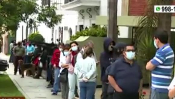 Extensa filas de personas se reportan en distritos de Lima que esperan tomarse la prueba de descarte de COVID-19 de forma gratuita. (Captura: América Noticias)