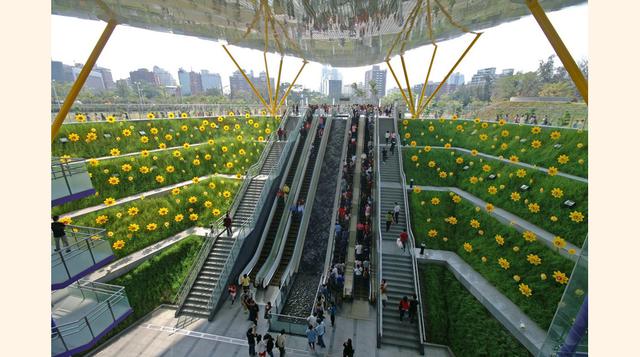 2. La naturaleza sigue su curso en el interior de la Estación Central Park, también en Kaohsiung, Taiwán. En una estructura diseñada por el arquitecto británico Richard Rogers, la hierba y flores artificiales se alinean en los escalones y escaleras mecáni