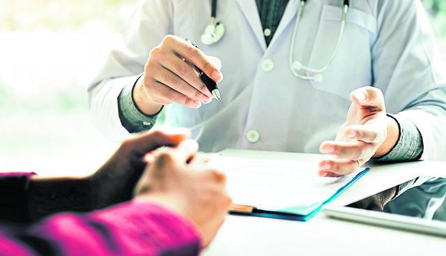 Trabajadores dependientes. EPS:Es opcional. Afiliarse a una EPS permite al trabajador atenderse en establecimientos privados (clínicas) sin perder su derecho de poder atenderse en hospitales de EsSalud. El empleador paga el 6.75% de la remuneración mensual a EsSalud y el 2.25% lo destina a la EPS elegida.