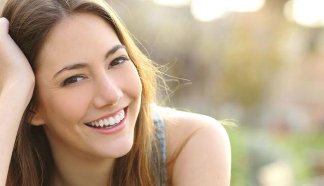 FOTO 6 | Dale poder a tus dientes
Este truco de visualización te ayudará a verte más confiado con tu postura, lo que Lowndes describe como “Tu barómetro exitoso”. Para hacer esto, piensa que cada vez que pasas por una puerta nueva, debes sonreír. Cuando dependes de tus dientes, cada músculo se coloca en una postura perfecta. Tu cabeza estará levantada, hombros atrás, torso en tus caderas y tus pies se aligerarán.