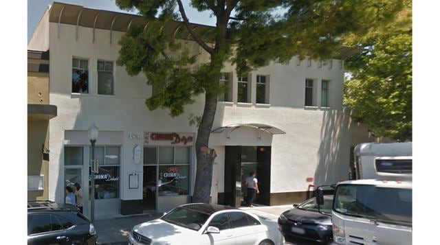 Esa oficina, justo en el centro de Palo Alto, era muy modesta. ¿Ve esa puerta de cristal, No. 471? Hay un buen lugar para comer sushi a la vuelta de la esquina.